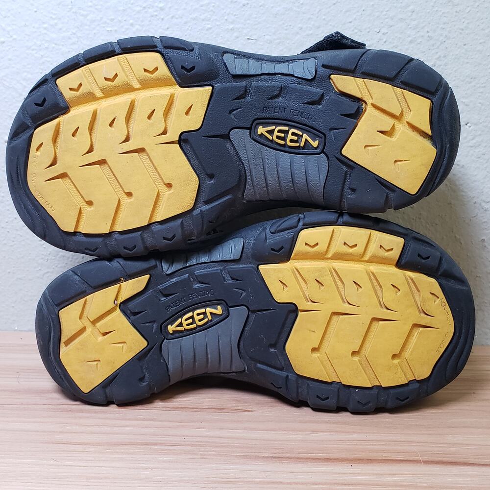 Keen Kids Size 2 Water Shoes Trail Sandals Black Camping Hiking Outdoor Gorpcore - Picture 9 of 11